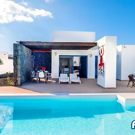 Lovely 3-bed With Studio In Playa Blanca Βίλα *